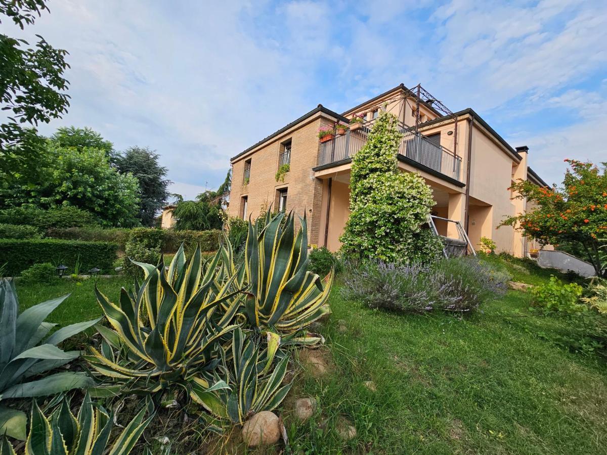 Casa Vincenzo 130 Mq Con Portico Ed Ingresso Esclusivo Dal Giardino Felino Exterior foto